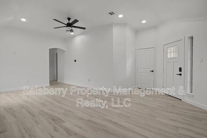 3 bed, 2.0 bath, 1949 sqft, $2,500 — Photo 4