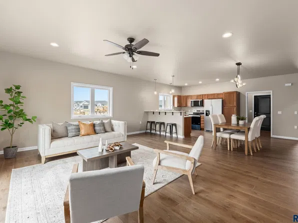 706 W Opal Ln, Hartford, SD 57033