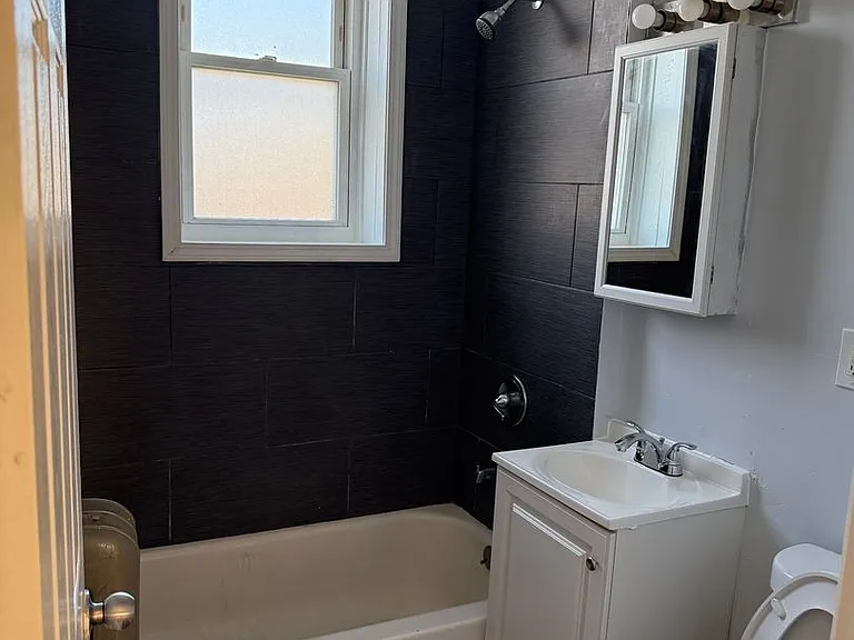 SPACIOUS 2 BEDROOM APARTMENTS AVAILABLE — Photo 20