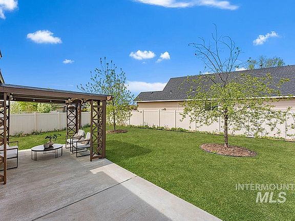 2nd image of 1821 N Ok Corral Pl