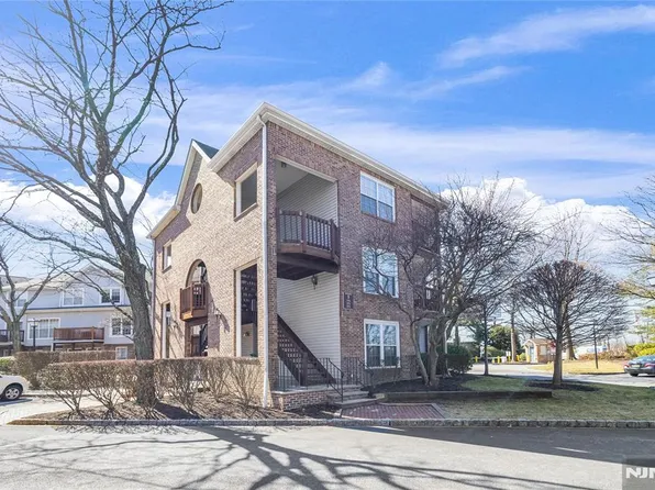 176 Lynette Dr, Fort Lee, NJ 07024