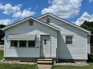 301 E Adams St, Paris, IL 61944