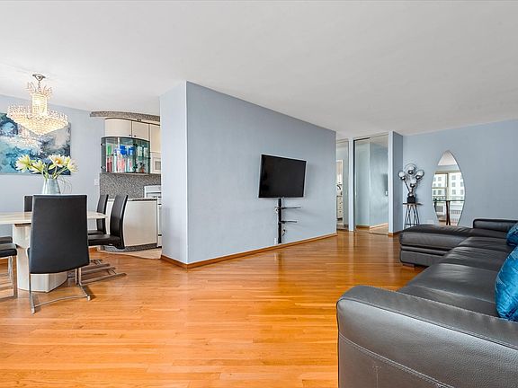 4th image of 2928 W 5th Street #10P