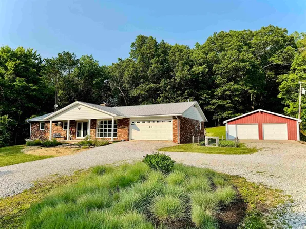 42 Center St, Avoca, IN 47420