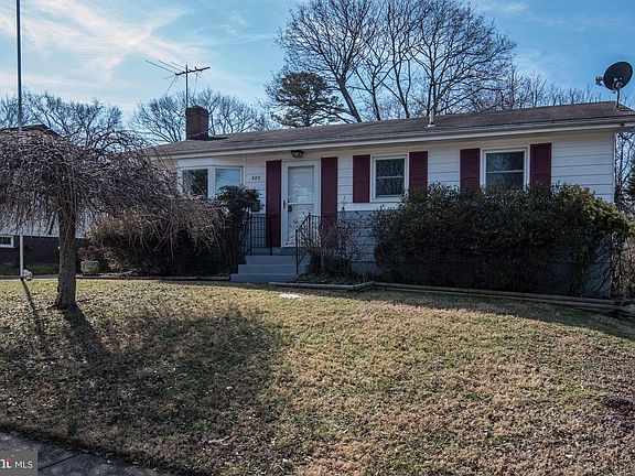 3rd image of 805 Lynn Ct
