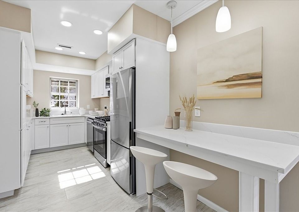 1st image of 116 Lake Shore Rd APT 4