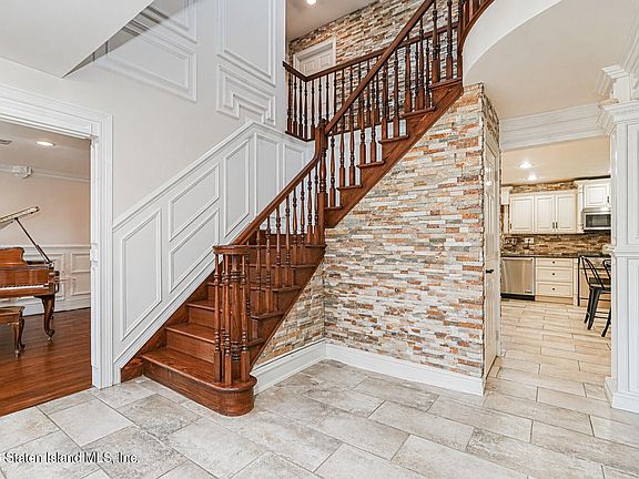 4th image of 699 Ionia Ave