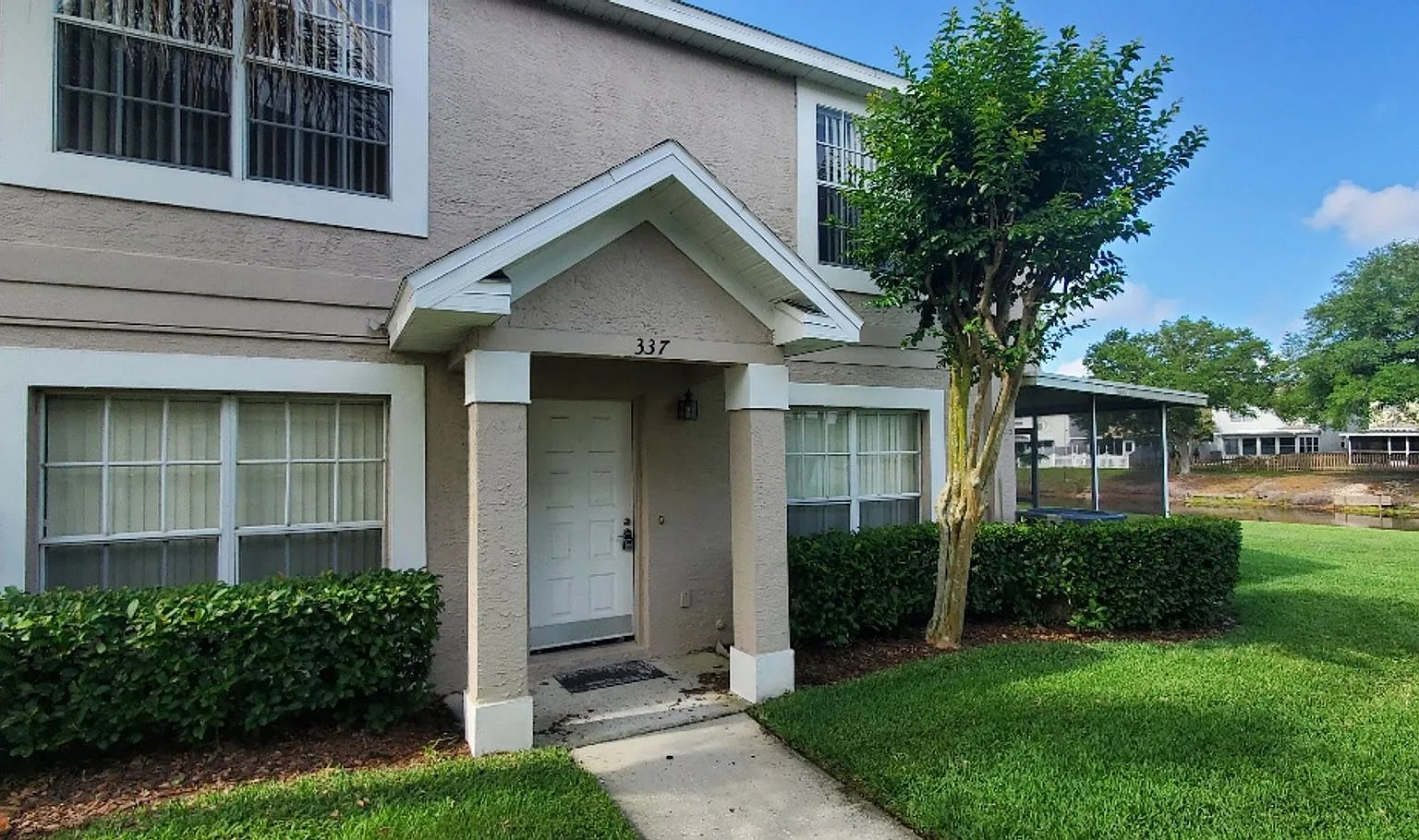 Beautiful 2-Bedroom, 3-Bathroom Townhome in Brandon — Photo 2