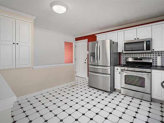 4th image of 1422 Langholm Dr