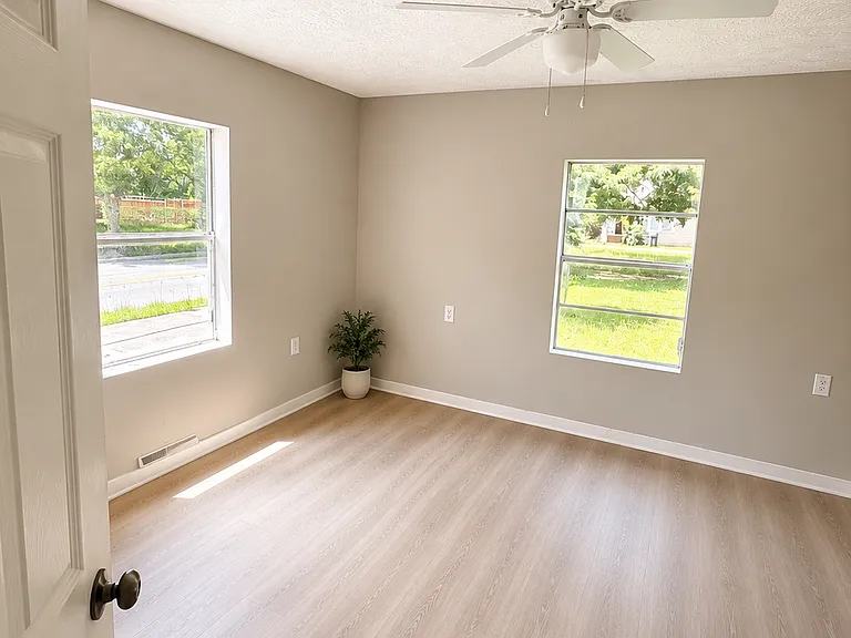 401 Carver Dr — Photo 16