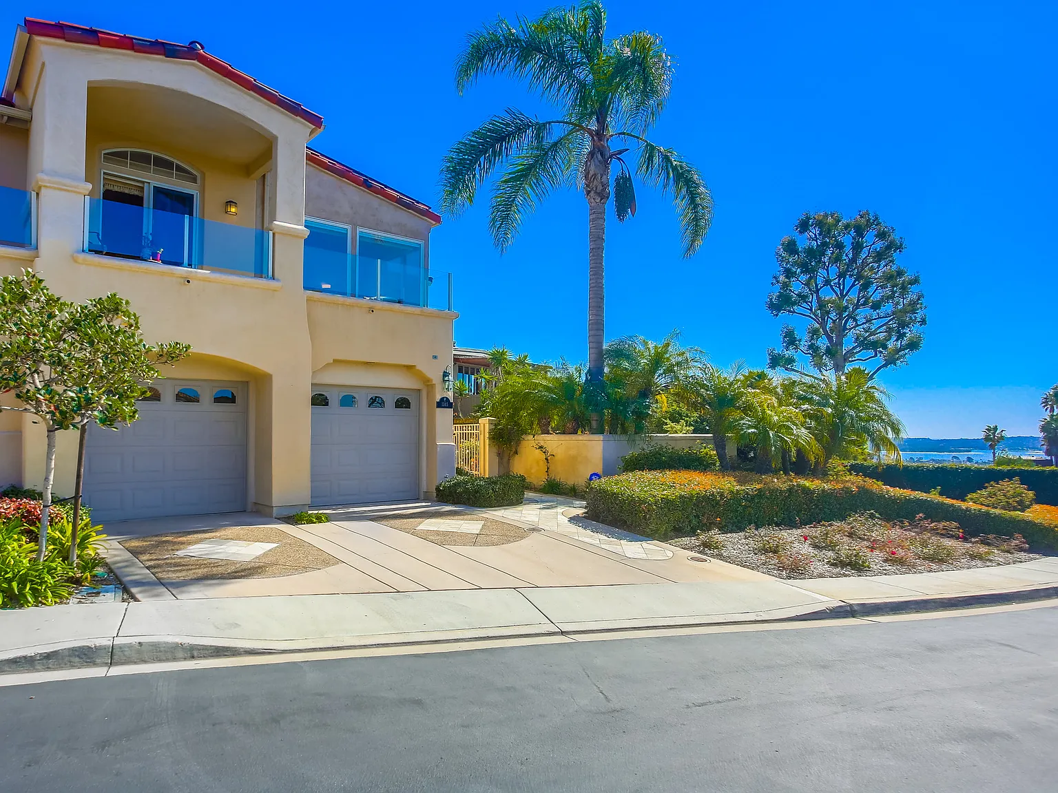 3 bed, 2469 sqft, $7,600 — Photo 2