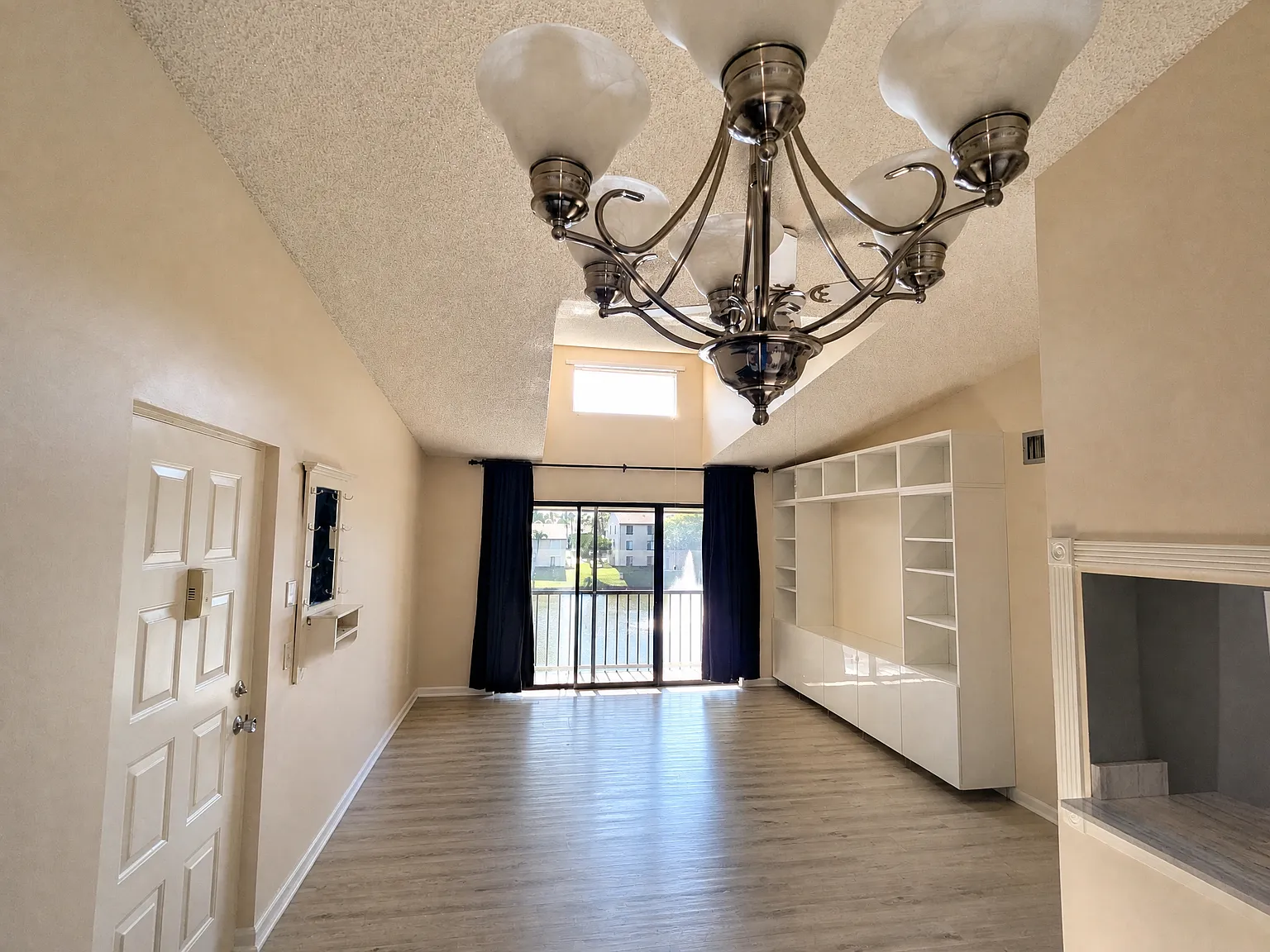 2 bed, 1005 sqft, $1,975 — Photo 4