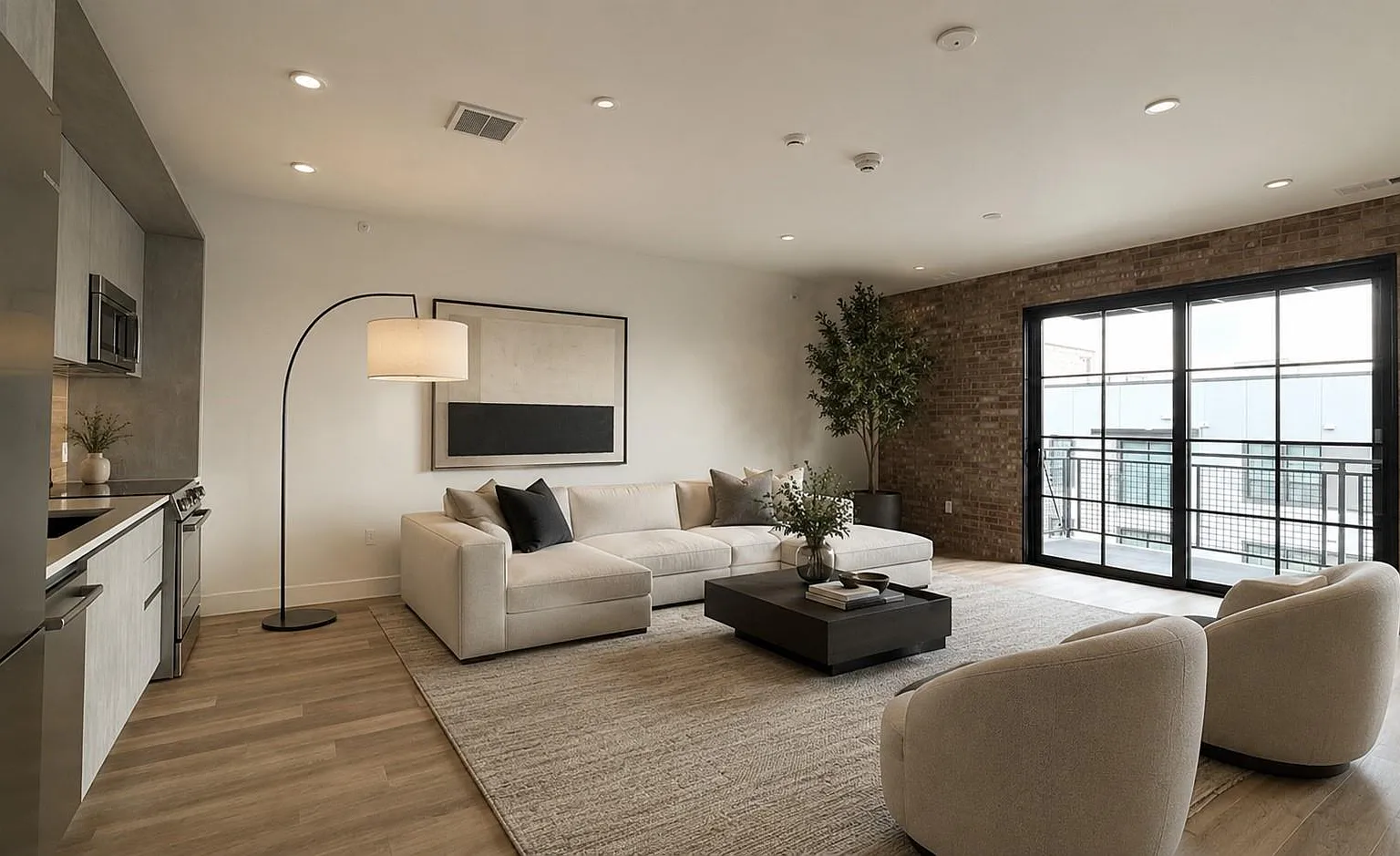 1 bed, 1.0 bath, 811 sqft, $2,100 — Photo 1