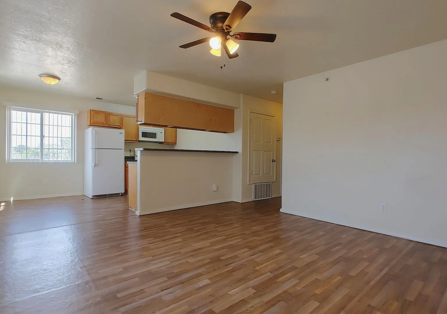 Valencia Apartments — Photo 2
