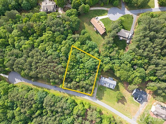 2nd image of 136 Oak Point Ln