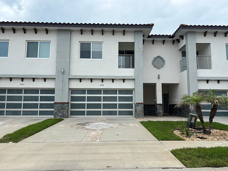 2021 Greenbriar Ter — Photo 1