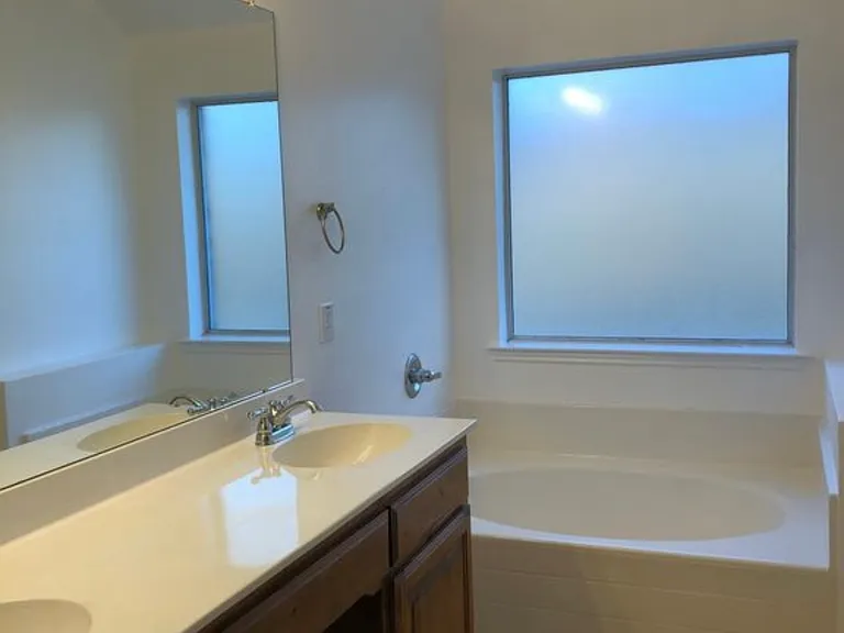 12413 Shine Ave — Photo 5