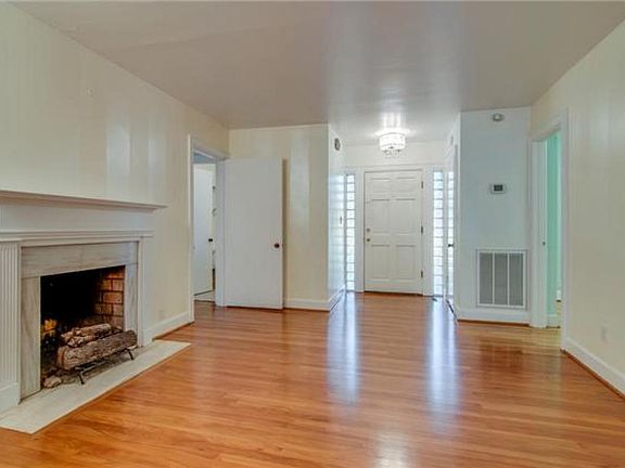 3rd image of 807 Lynnwood Blvd