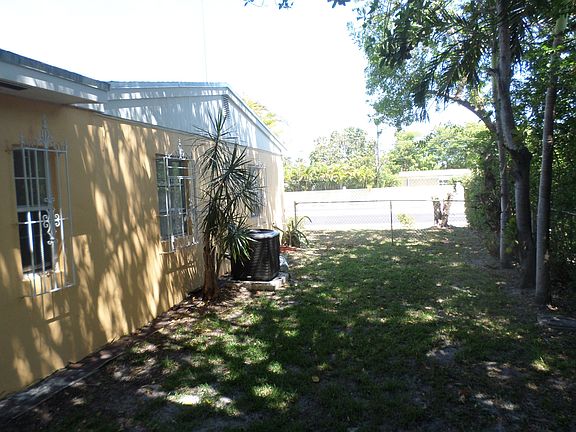 4th image of 2080 NE Miami Gardens Dr