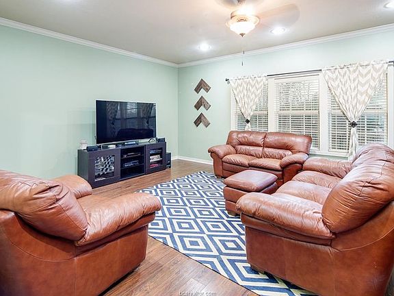 5th image of 1402 Crescent Ridge Dr