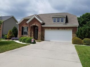 972 Garnet Hill Dr, Lenoir City, TN 37772