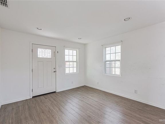 4th image of 1319 E Mahl St