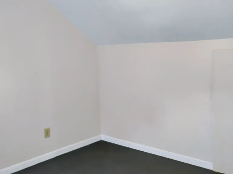 Nice pleasant 2nd floor bonus storage.
