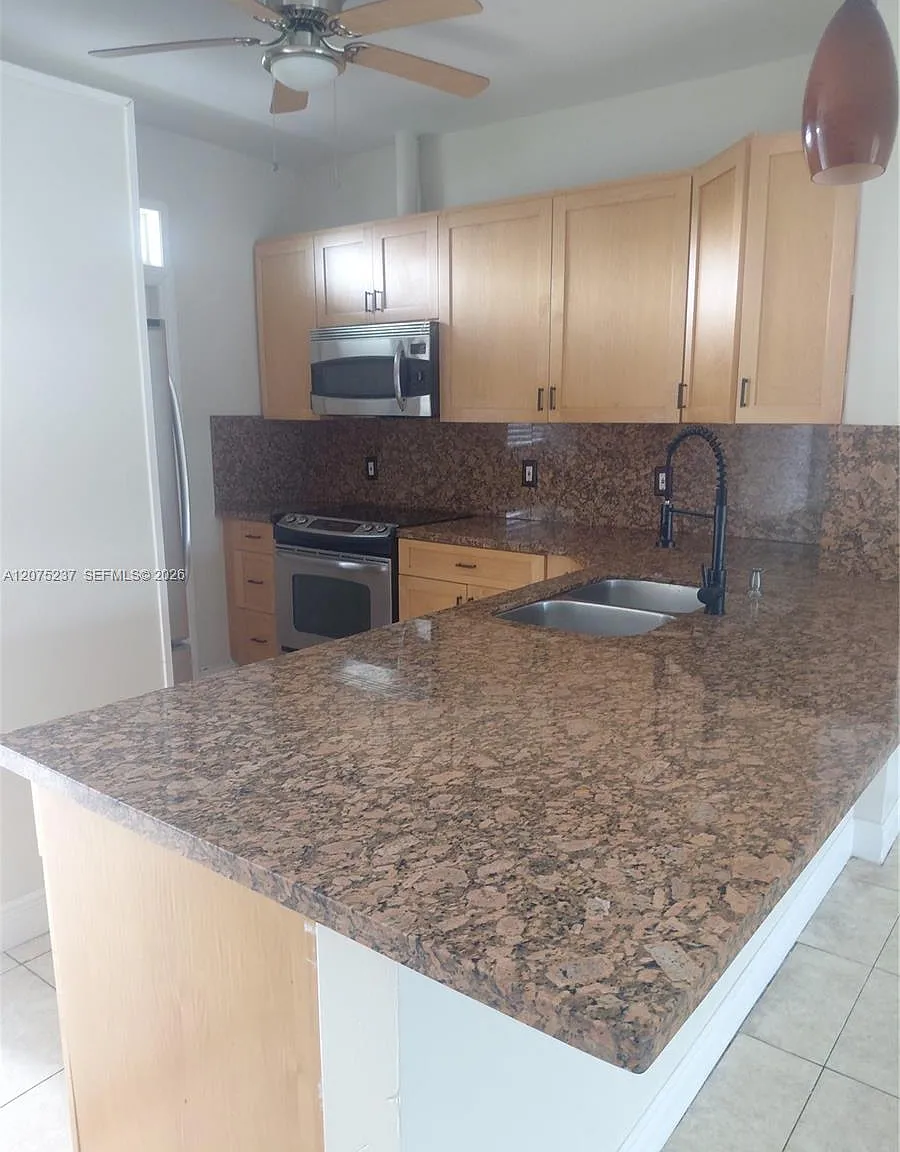 Berkeley Manor Condo — Photo 1