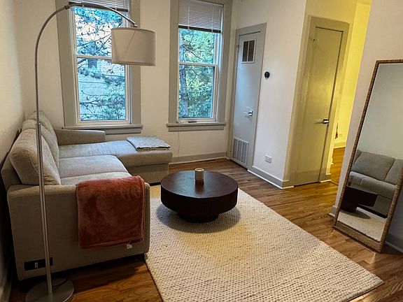 5th image of 2028 N Oakley Ave #2R