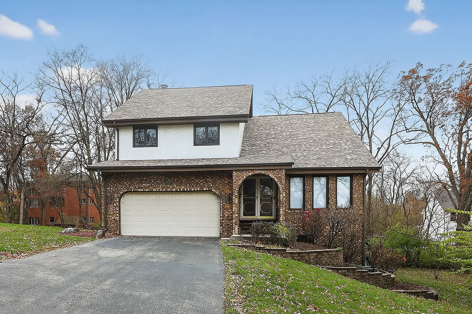 806 Hillview Dr photo 1