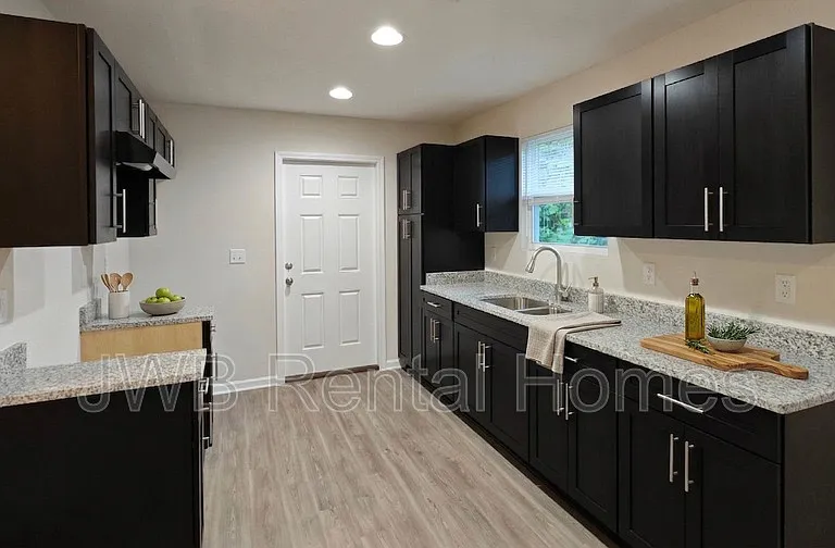 1740 W 9th St — Photo 4