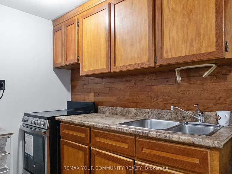 2 Emmeline Cres #LOWER — Photo 4