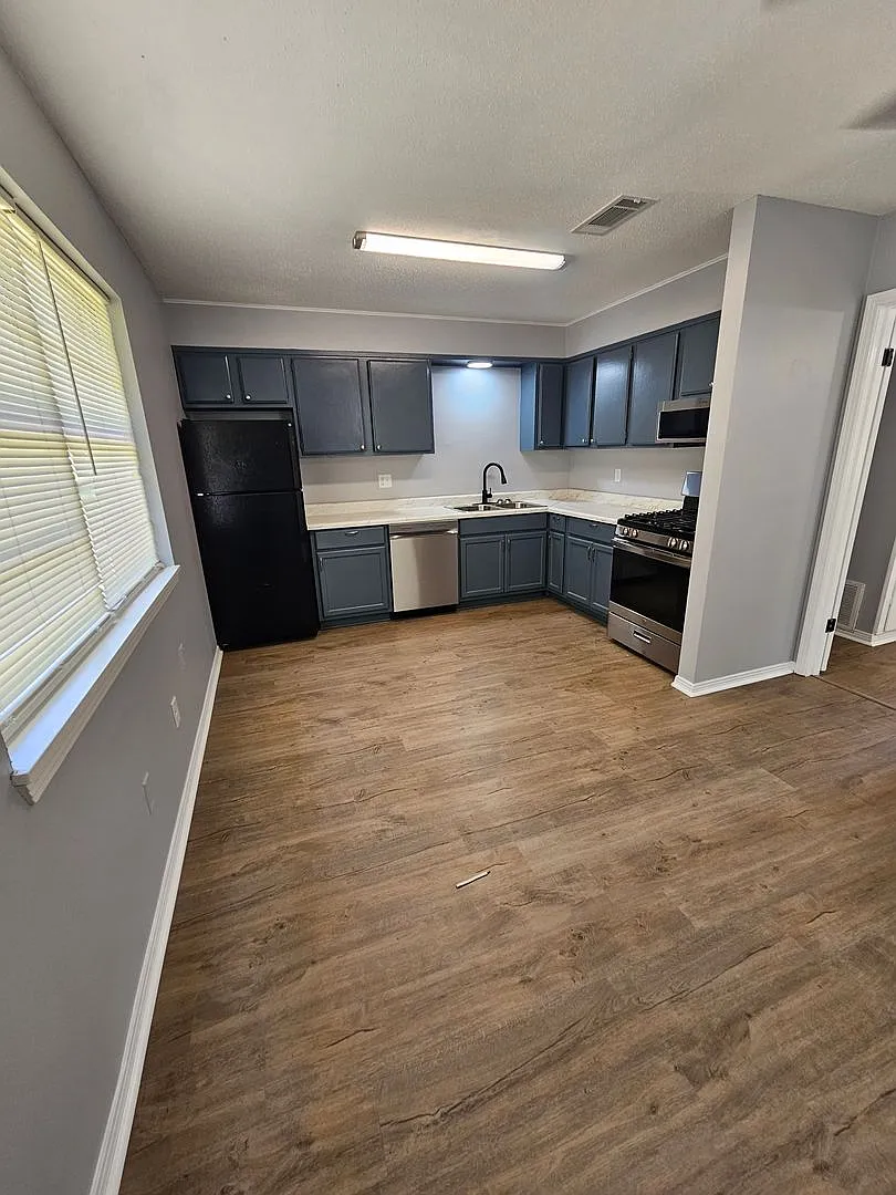 1413 Plummer st — Photo 2