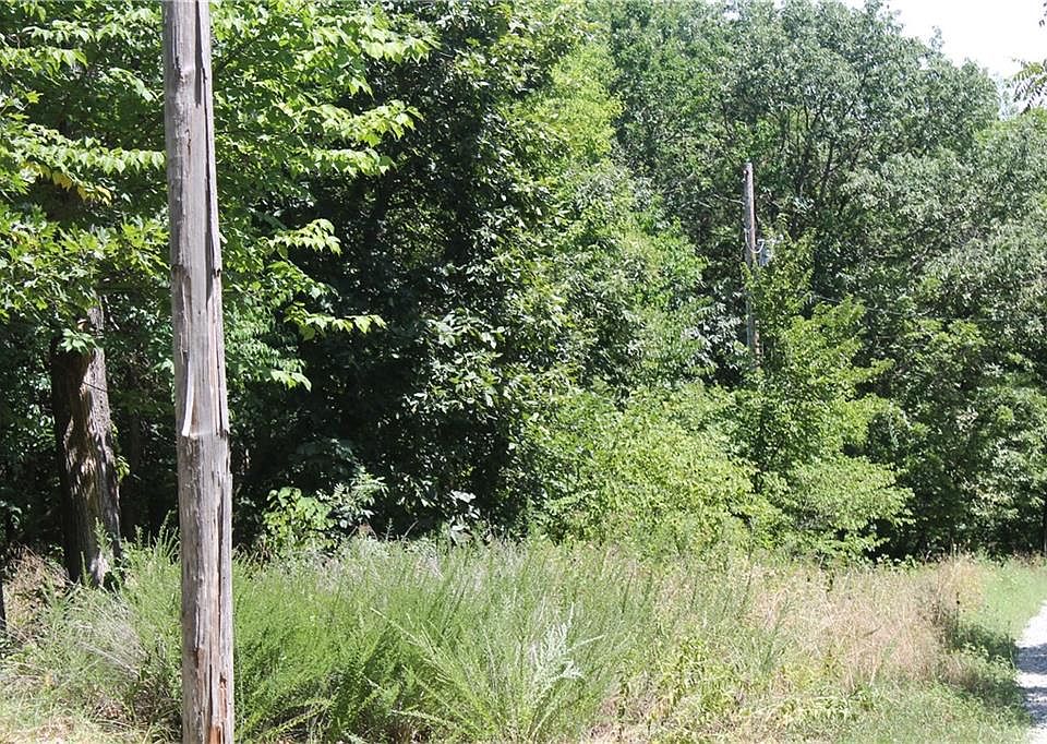 2nd image of 9 & 13 N Elm Cir