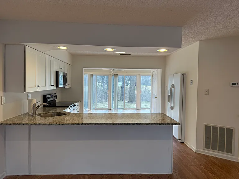 346 New Market Ct — Photo 3