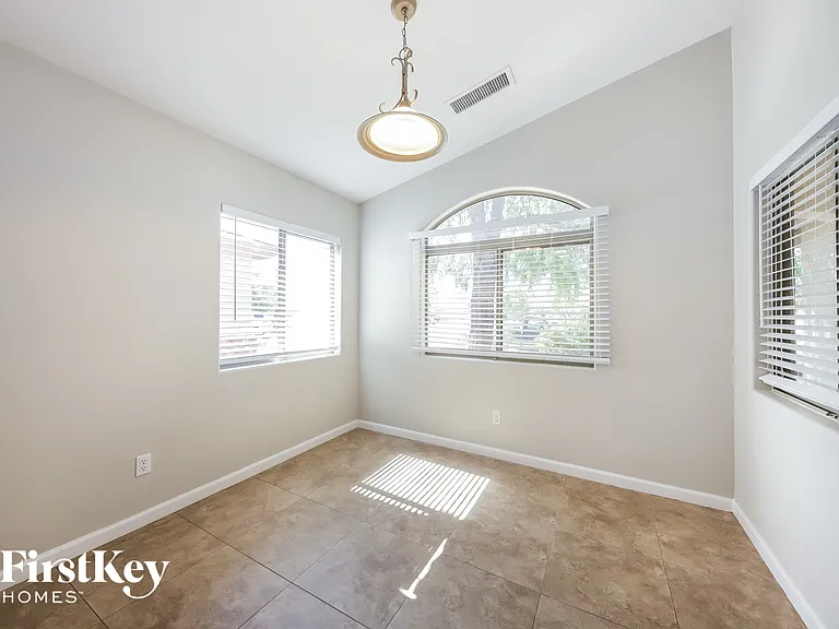 5346 W Jessica Ln — Photo 5