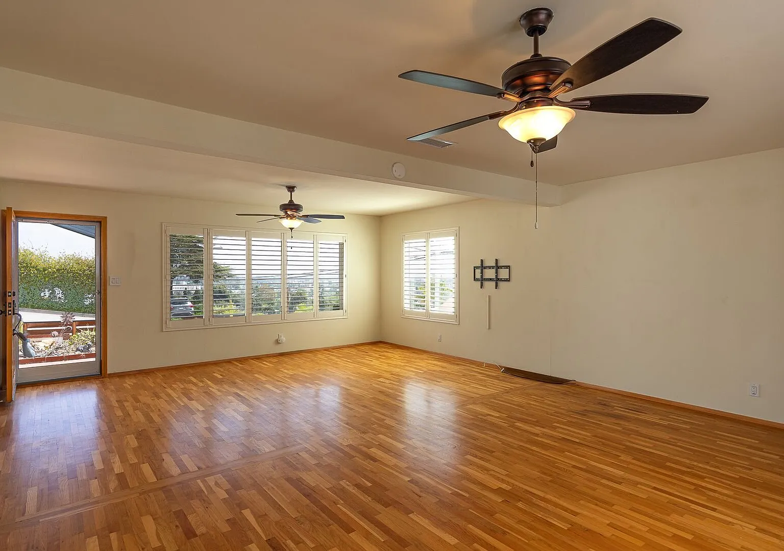 3 Bedroom + 2 Bathroom Home | Ventura Heights | Unfurnished — Photo 2