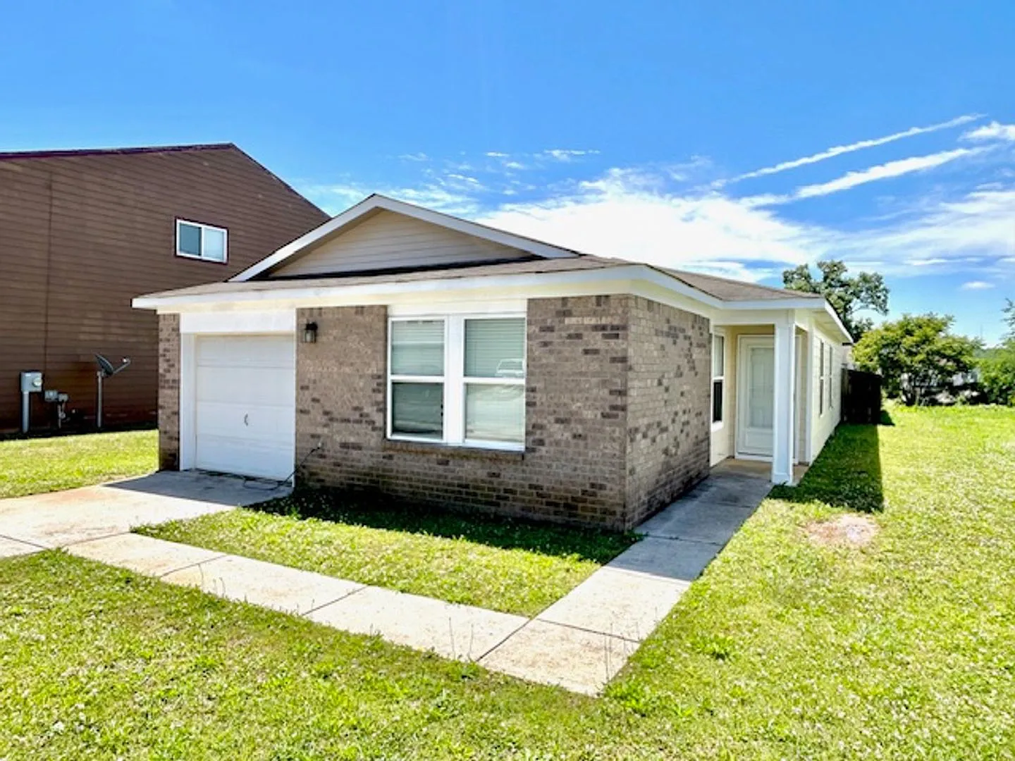 Cozy 3 Bedroom Home in Convenient Huntsville Location — Photo 1