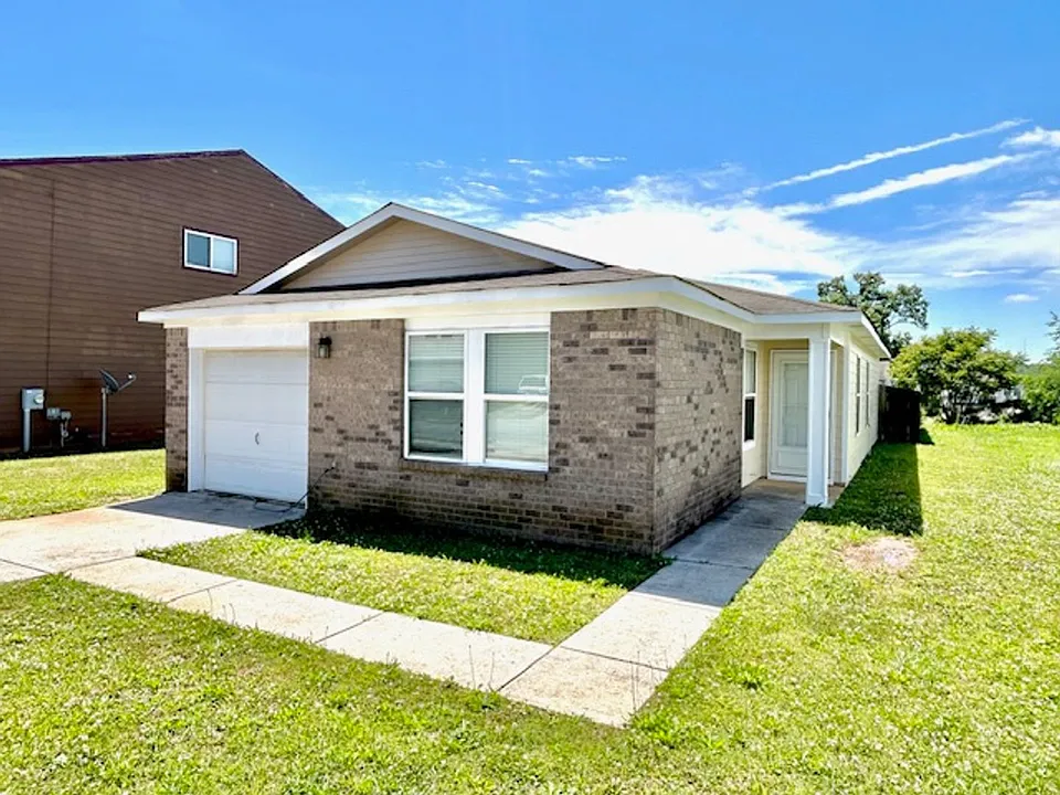 228 Dormont Dr NE