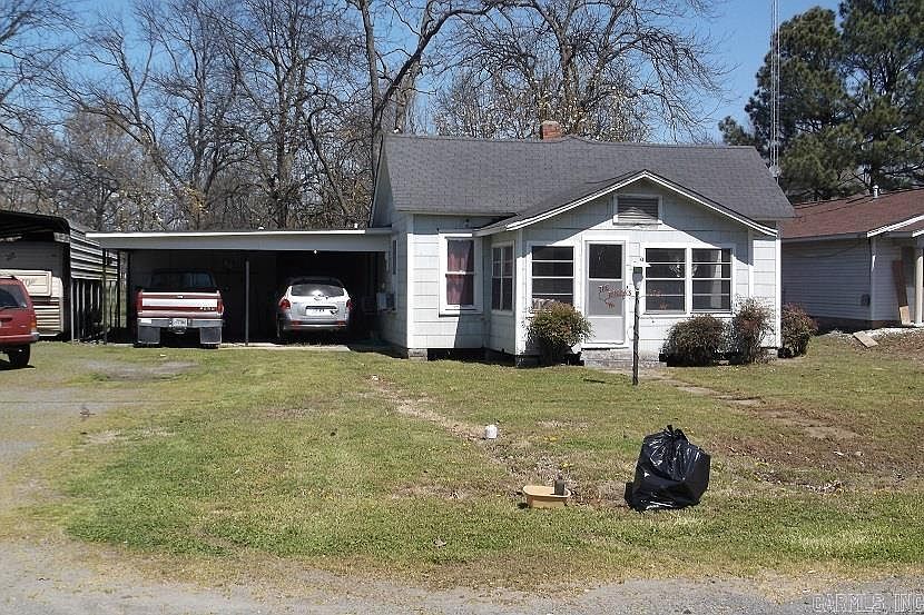 1st image of 909 E 2nd St