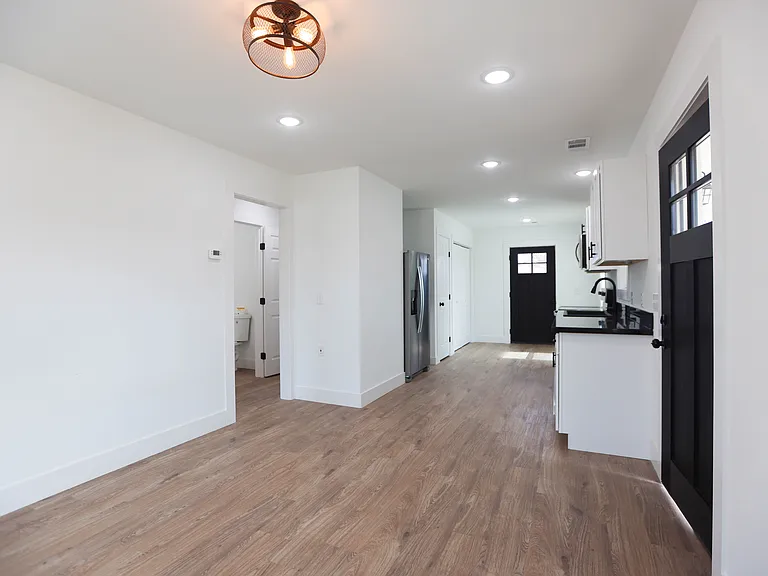 313 Douglas St — Photo 3