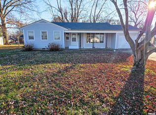 110 Hickory St, Flora, IL 62839