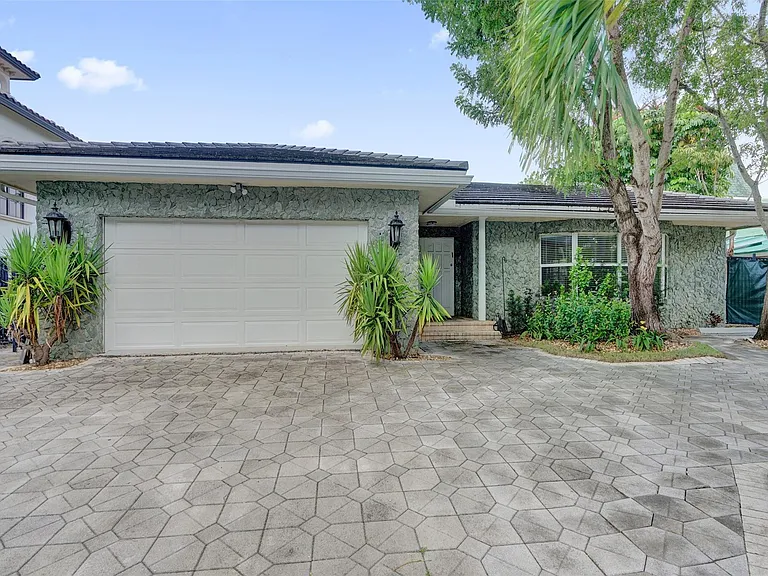 2427 Sea Island Dr — Photo 3