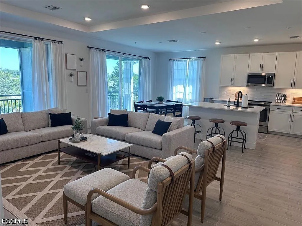 3 bed, 3.5 bath, 1840 sqft, $5,800 — Photo 2