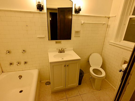 5th image of 5755 N Artesian Ave #3