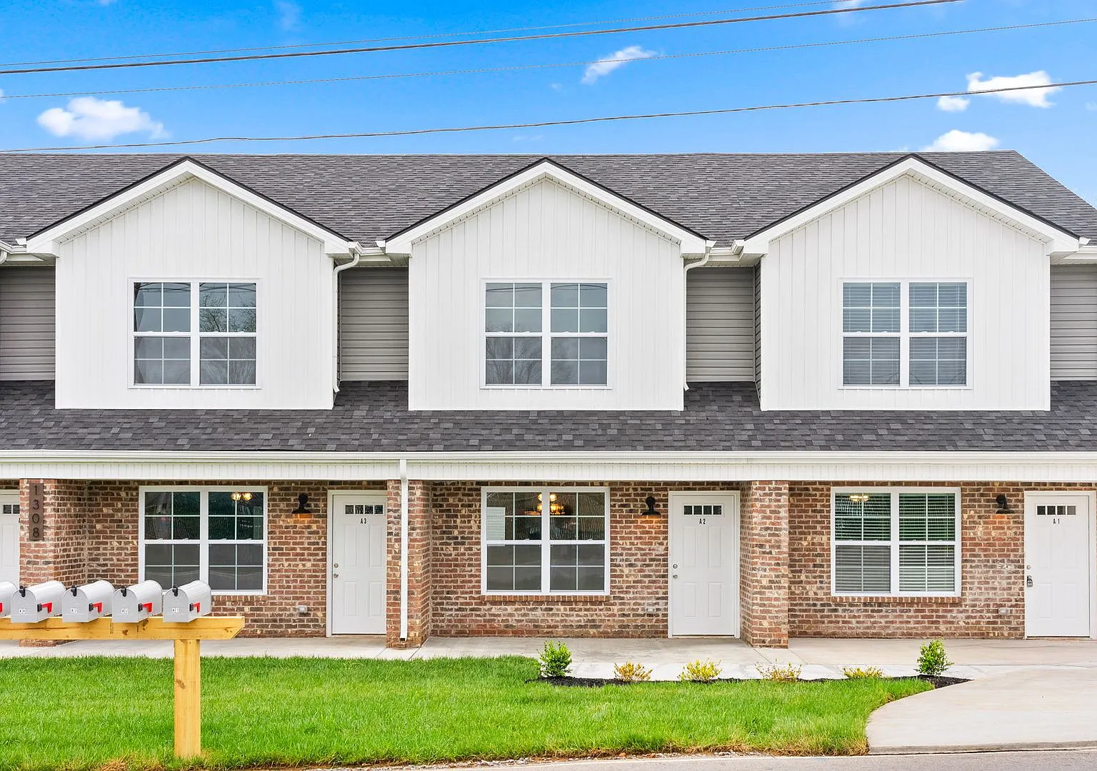 1/2 off First Month! Close to downtown Clarksville & APSU! 2 Bed/2.5 Bath townhouse! — Photo 2