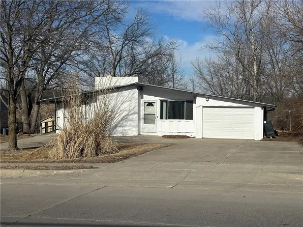 229 W 16th St, Maryville, MO 64468