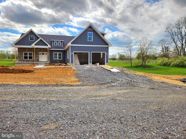 46 Oak Crest Dr, Kearneysville, WV 25430