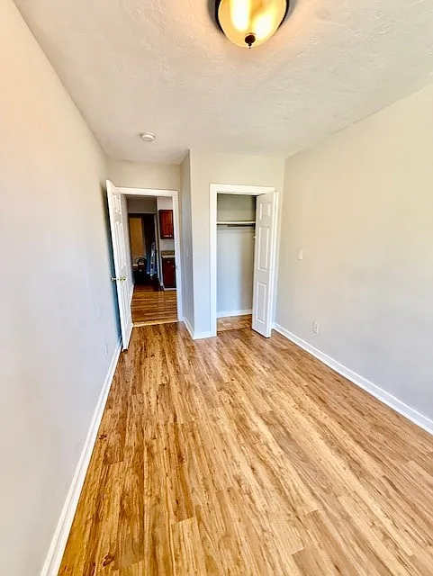 3 bed, 999 sqft, $4,575 — Photo 4