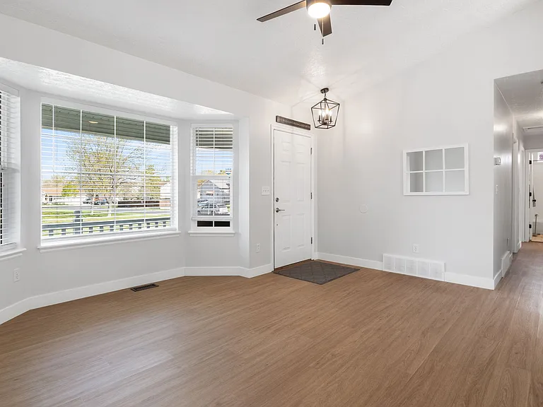 318 E Spyglass Dr — Photo 5